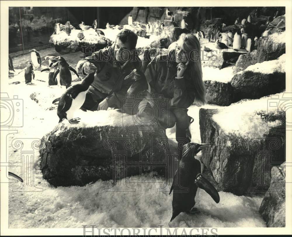 1987 Press Photo Dick Clark and model Jerry Hall at Sea World of Florida