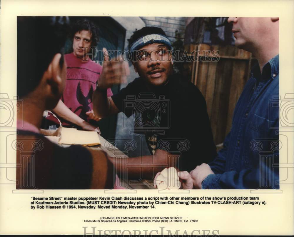 1994 Press Photo Sesame Street puppeteer Kevin Clash discusses script at studio