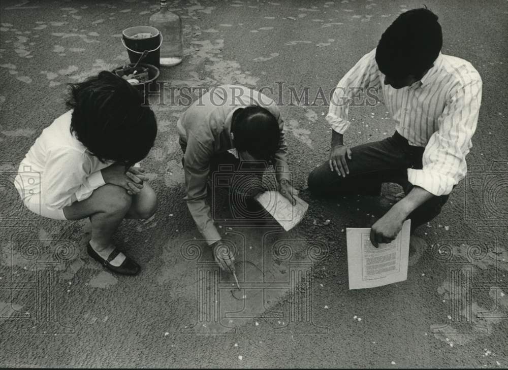 1969 Press Photo People create sand casting - hcx18386
