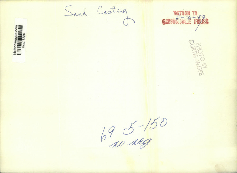 1969 Press Photo People create sand casting - hcx18386