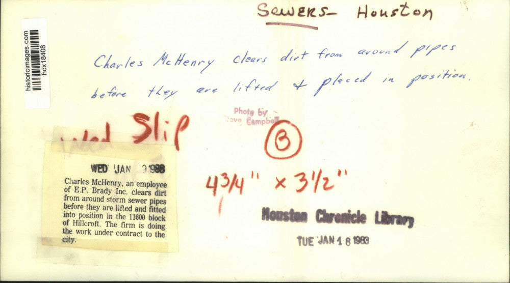 1983 Press Photo Charles McHenry clears dirt from storm sewer pipes in Houston