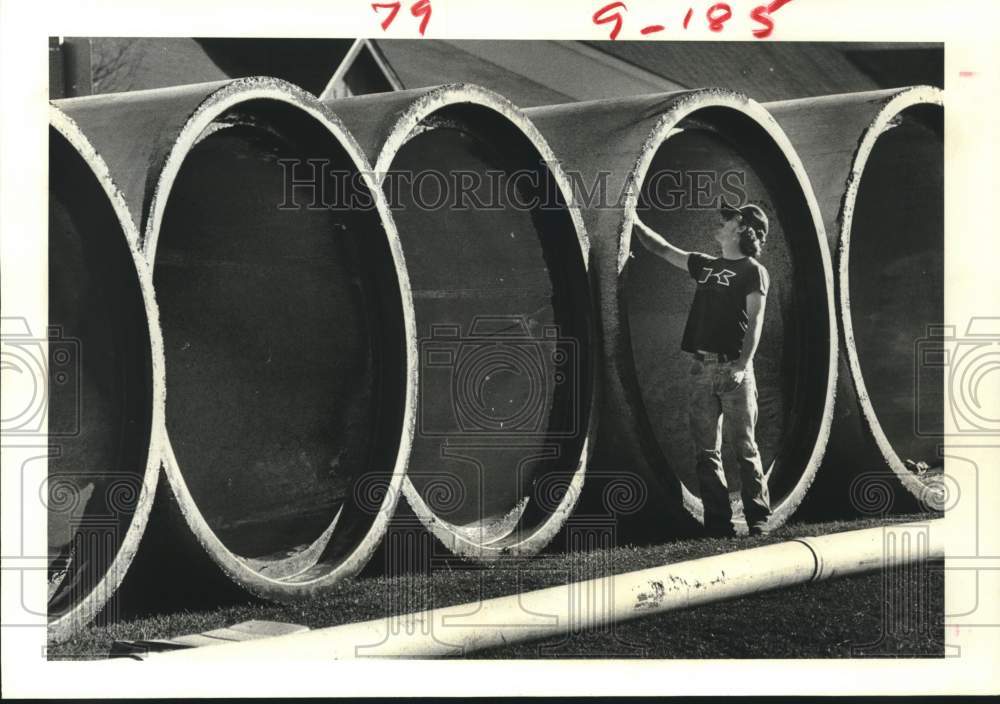 1983 Press Photo Steve Brady of E.P. Brady company inspects pipe in Houston