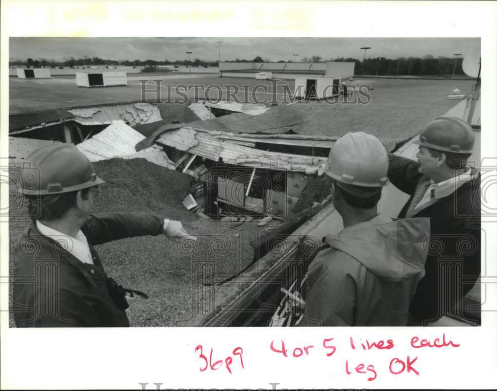 1991 Press Photo Jay Dougherty view roof collapse at Brazos Mall in Lake Jackson