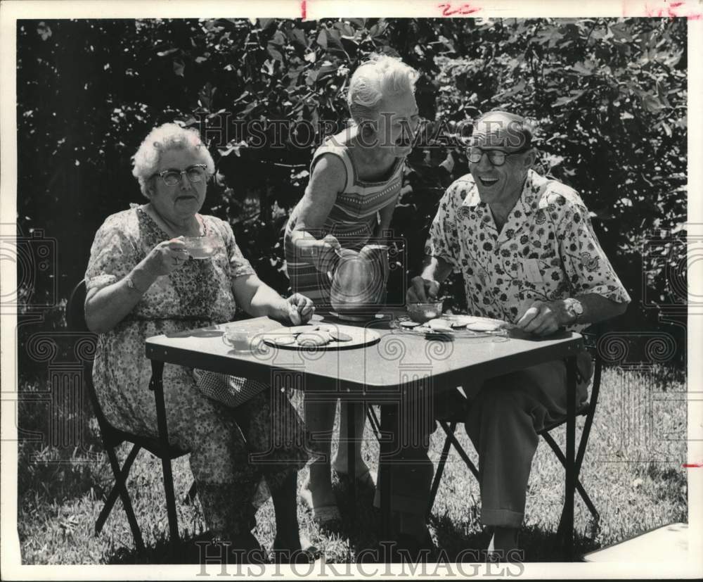 1959 Press Photo Donna Bates and e. C. Telschow eat cookies outside - hcx18476