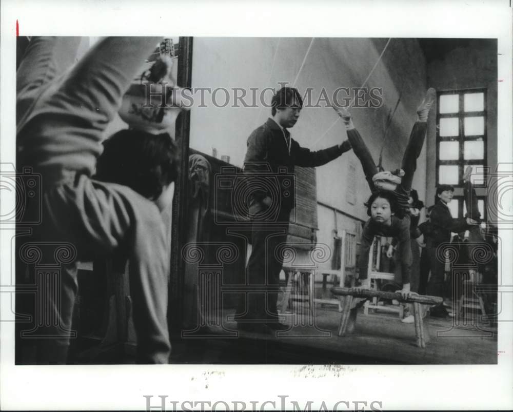 1985 Press Photo Members of Shanghai Chinese Acrobatic Troupe - hcx18518- Historic Images