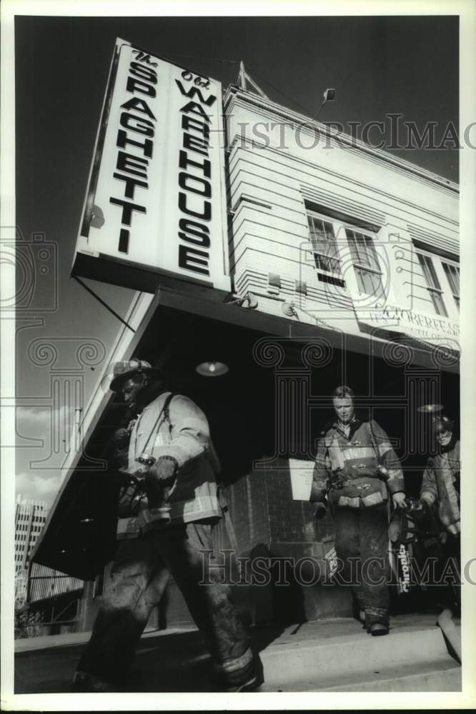 1990 Press Photo Houston Firefighters Leave After Spaghetti Warehouse Fire- Historic Images