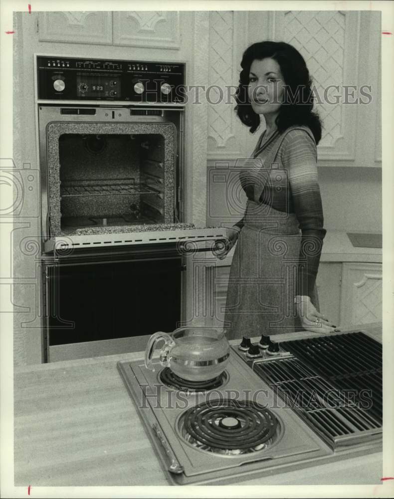1977 Press Photo Cyndal Barnhart shows oven in her designer home in Houston