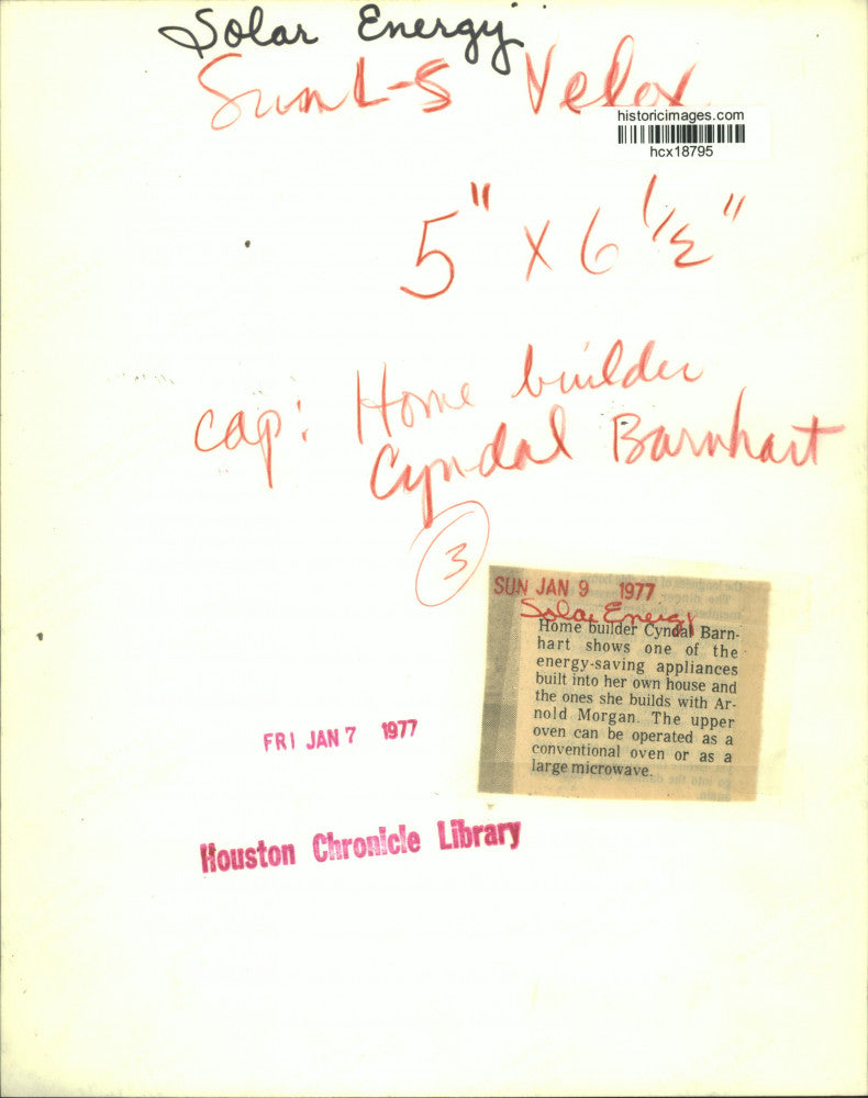 1977 Press Photo Cyndal Barnhart shows oven in her designer home in Houston