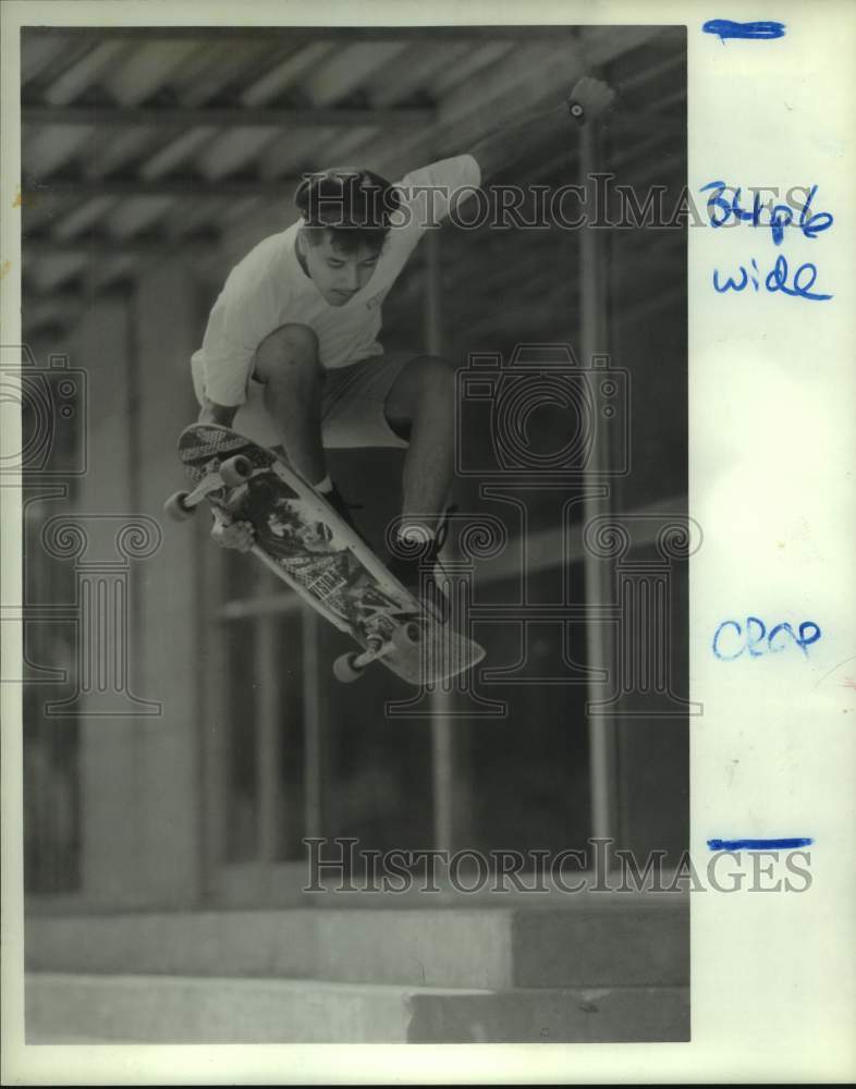 1988 Press Photo Anthony Espinoza skateboards on 11th Street - hcx18884- Historic Images