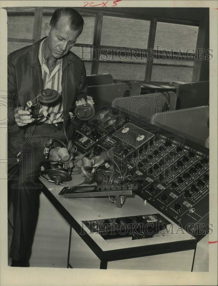 1966 Press Photo Vandals Damage Equipment, Memorial Middle School, Spring Branch- Historic Images