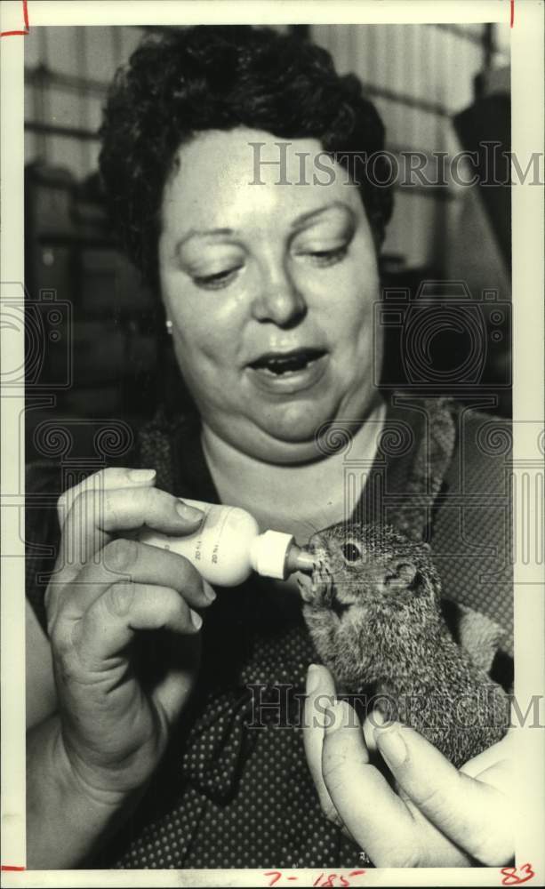 1982 Press Photo Jeanne Lodgson feeds squirrel north of Houston - hcx19080- Historic Images