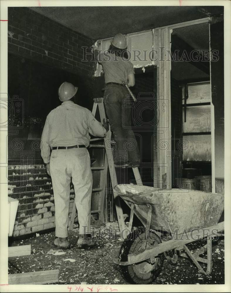 1975 Press Photo Workmen Repair Bomb Damage, Memorial High School in Texas