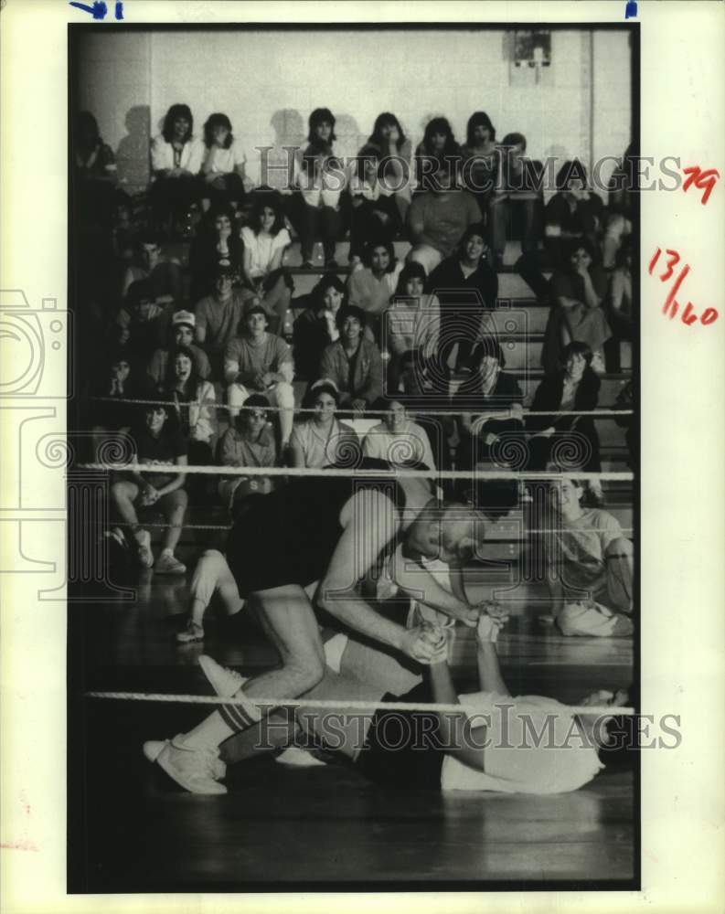 1985 Press Photo Students watch Stafford High wrestling match in Stafford, Texas- Historic Images