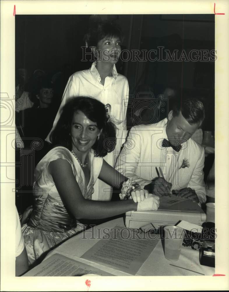 1984 Press Photo Constance White and Scott Irwin at Spindletop auction- Historic Images