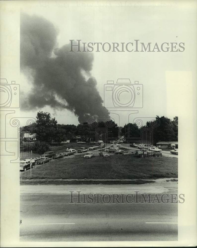 1974 Press Photo Traffic near Southern Pacific Englewood Yard fire in Houston