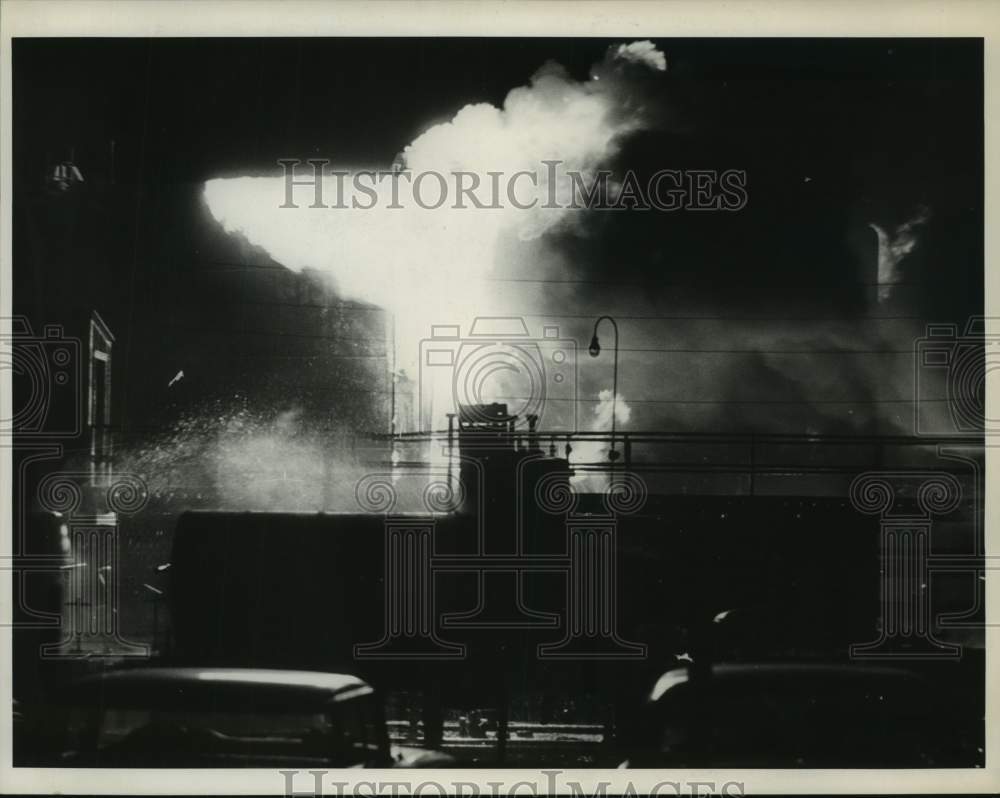 1961 Press Photo Tank fire at Signal Oil and Gas Company in Houston - hcx19539