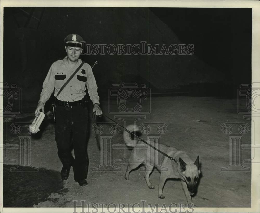1968 Press Photo Policeman in Houston, Texas on Sniper Patrol - hcx19606