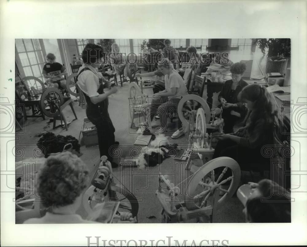 1989 Press Photo Fay Drozd helps spinning wheel students - hcx19669