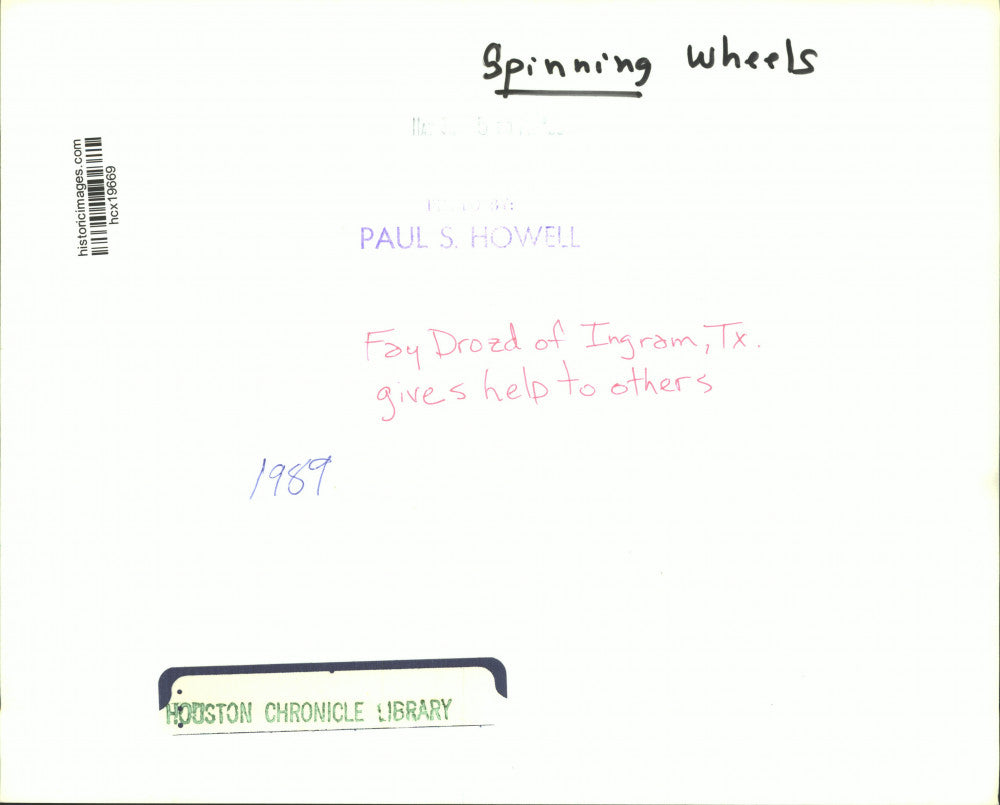 1989 Press Photo Fay Drozd helps spinning wheel students - hcx19669