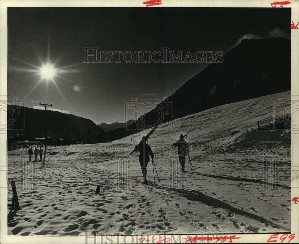 1966 Press Photo Skiers at end of day on slopes - hcx19692- Historic Images