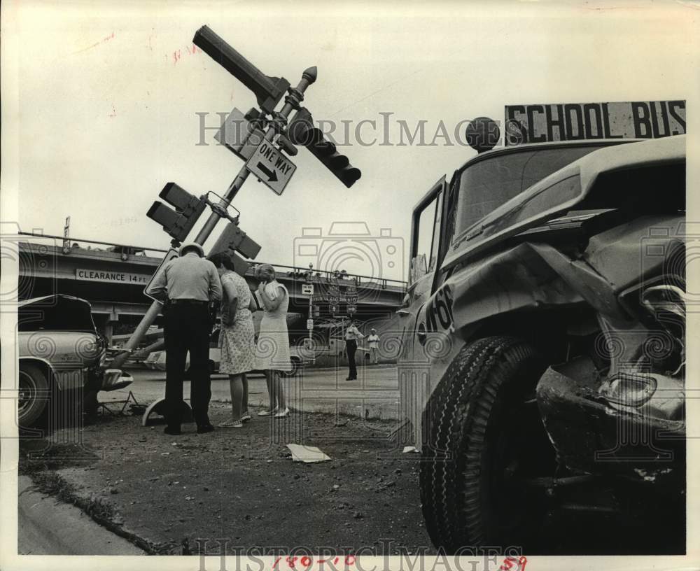 1970 Press Photo Houston wagon school bus and car collision on Irvington