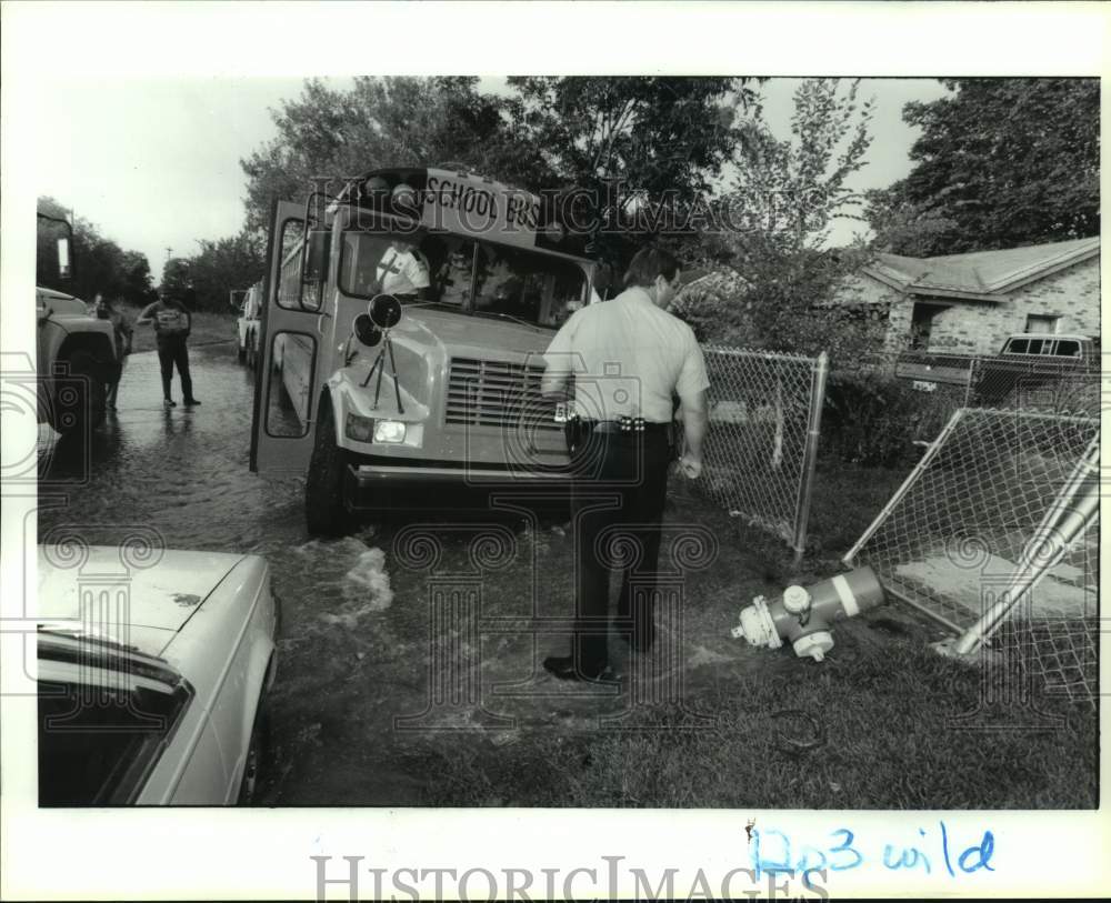 1992 Press Photo Houston Police officer D. Harwell investigates bus wreck- Historic Images