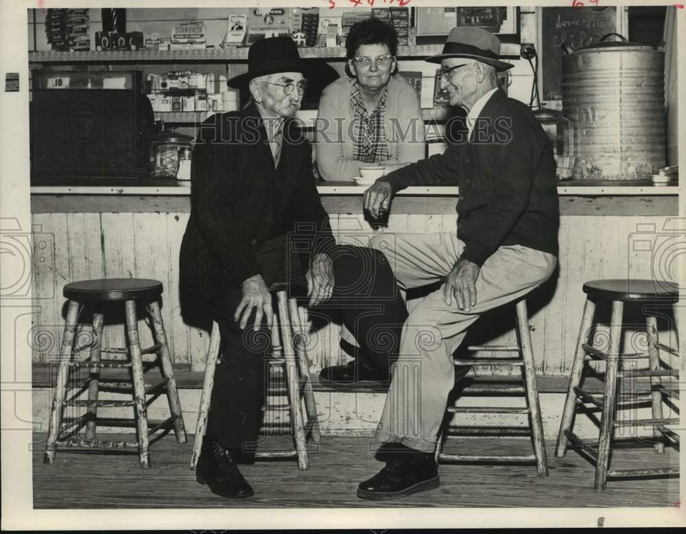 1960 Press Photo Men sit on stools at Spring Cafe in Spring, Texas - hcx19880