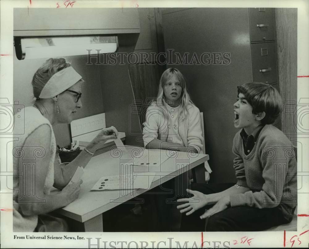 1970 Press Photo Speech therapist Jean von Hermann with student in San Francisco