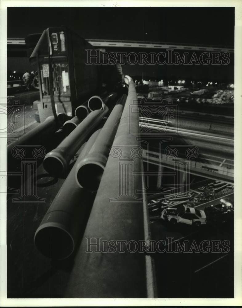 1990 Press Photo Overturned truck and spilled pipe on North Loop ramp in Houston