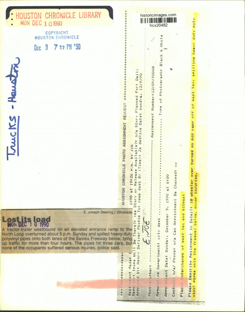 1990 Press Photo Overturned truck and spilled pipe on North Loop ramp in Houston