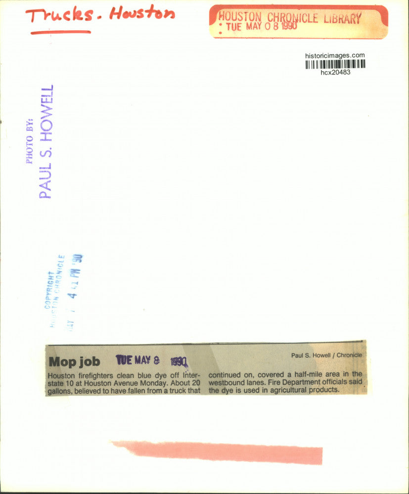 1990 Press Photo Houston firefighters clean dye off Interstate 10 in Houston