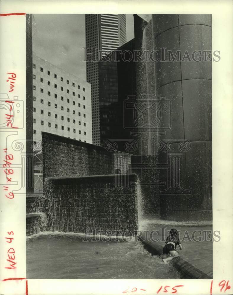 1982 Press Photo Children swim in fountain at Houston's Tranquility Park