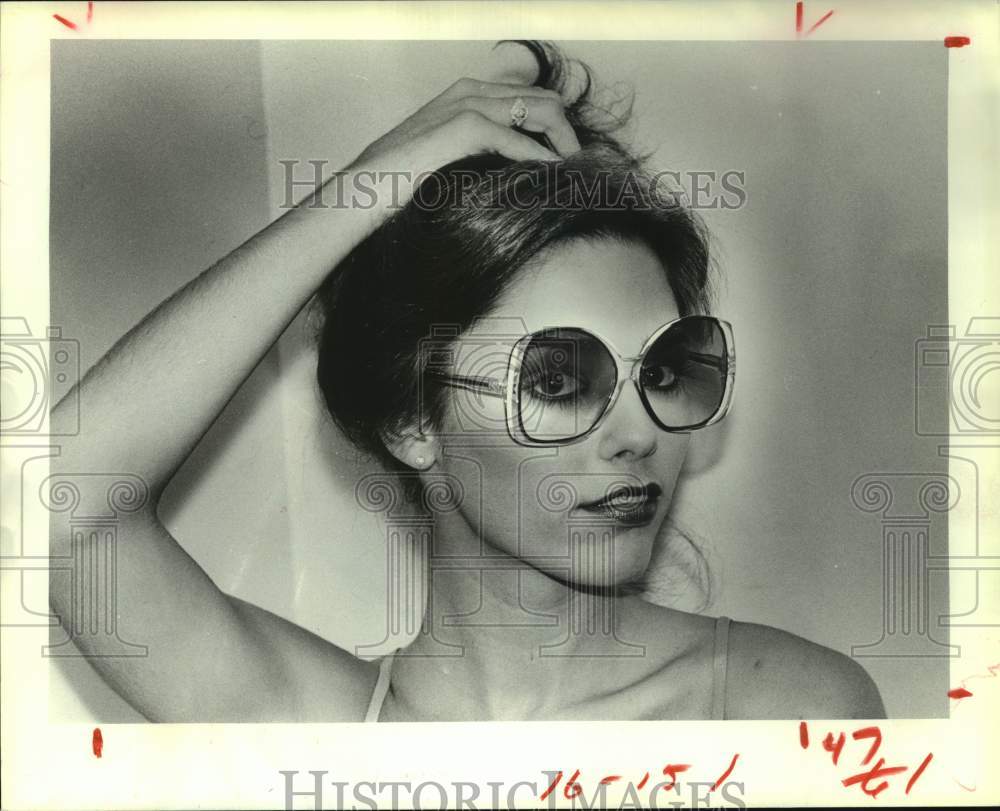 1981 Press Photo Nina Ricci-Designed Sunglasses, at Optique Classique, Houston- Historic Images