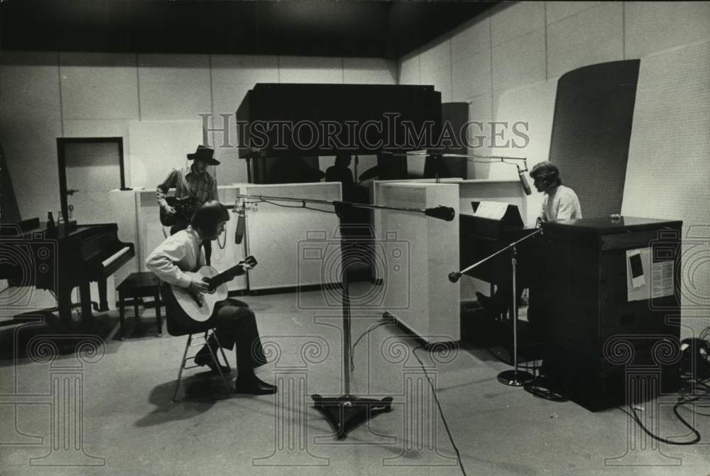 1970 Press Photo Musical Group Sundance Perfects Recording in Soundville Studios- Historic Images