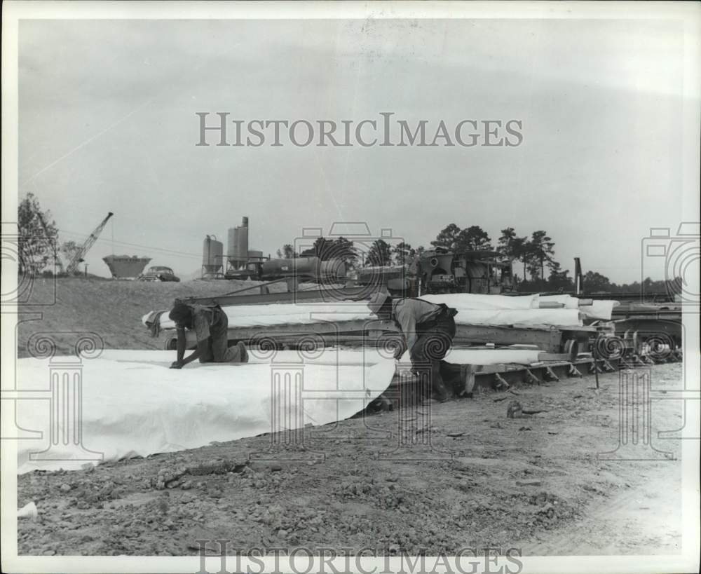 1962 Press Photo Construction workers on a Texas highway - hcx20877
