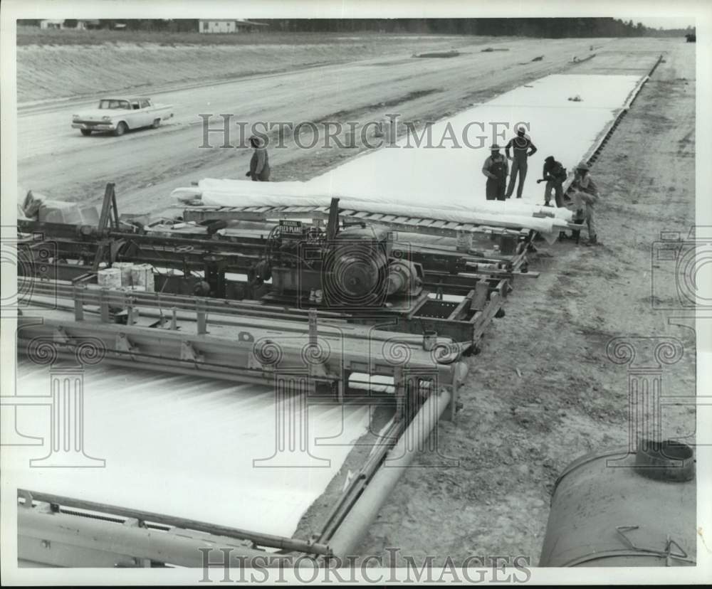 1962 Press Photo Construction workers on Texas highway site - hcx20882