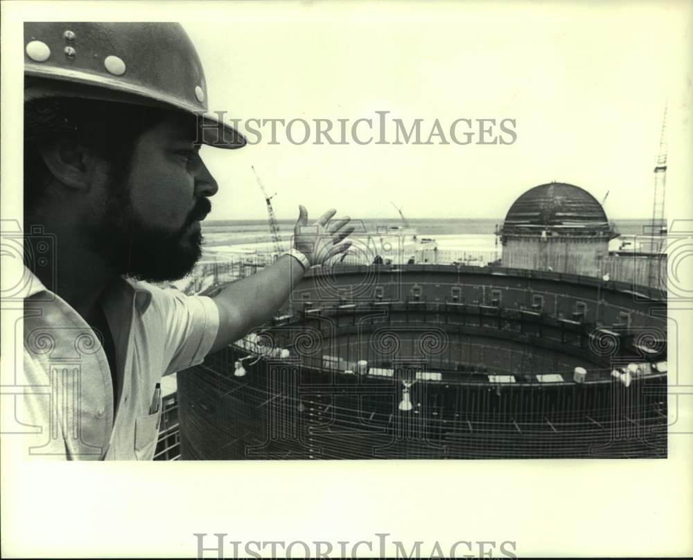 1980 Press Photo Construction worker at South Texas Nuclear Power Project- Historic Images