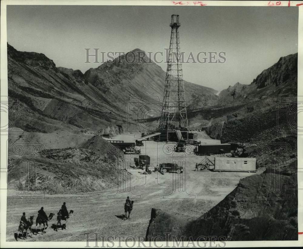 1962 Press Photo Testing at Tidewater Oil Company in Pakistan - hcx20992