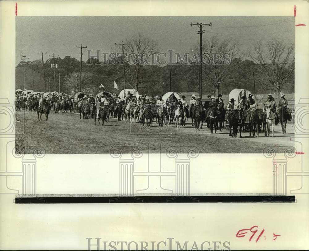 1977 Press Photo Riders and wagons of Salt Grass Trail Ride in west Houston