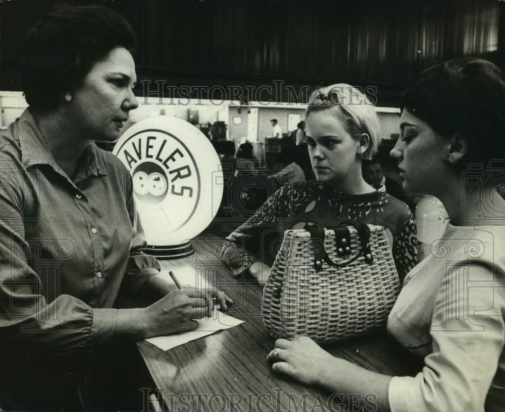 1968 Press Photo Travelers Aid social worker helps teens at Houston airport- Historic Images