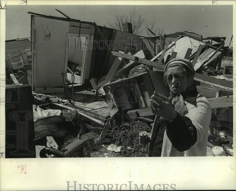 1973 Press Photo Loney Hughes by her tornado damaged home in Texas - hcx21412