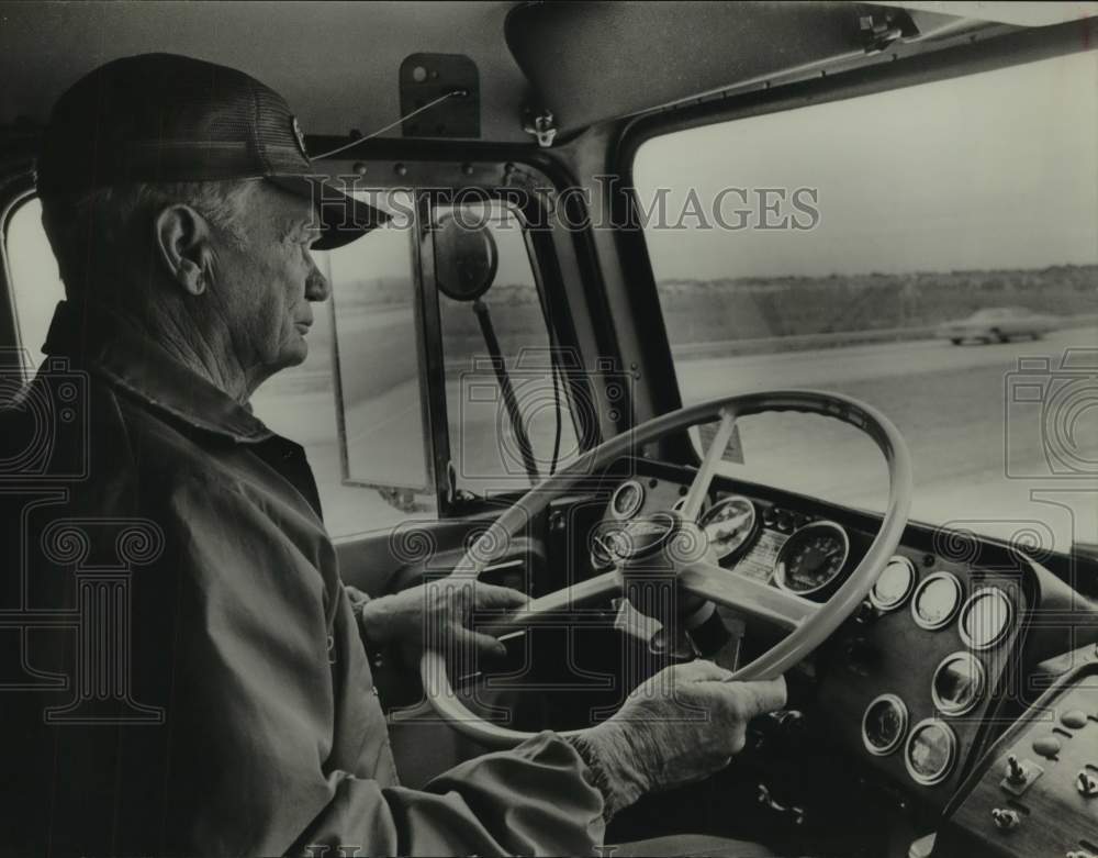 1978 Press Photo 18-wheeler driver in Texas - hcx21449- Historic Images