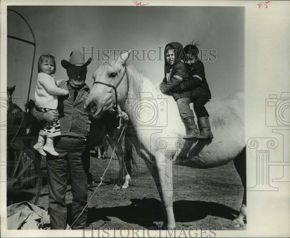 1970 Press Photo Trinity Valley Trail Ride trail boss Jack Hunt with children- Historic Images