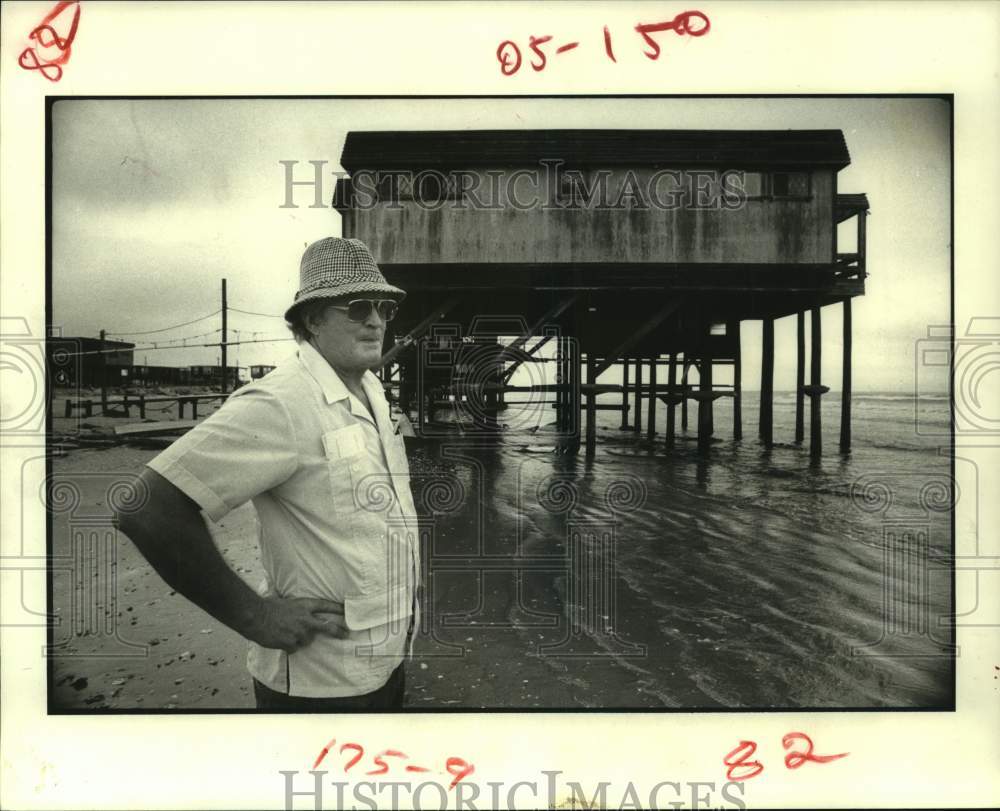 1980 Press Photo Surfside, Texas resident Carl Clark by his condemned home