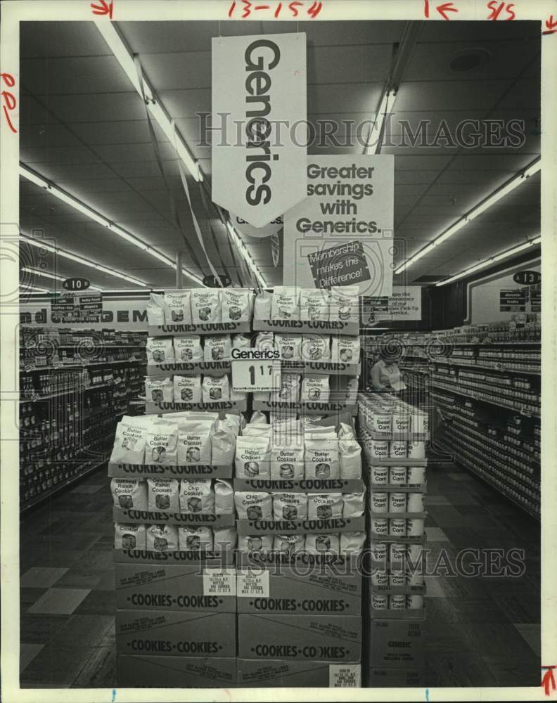 1982 Press Photo Stack of generic cookies in supermarket - hcx21624- Historic Images