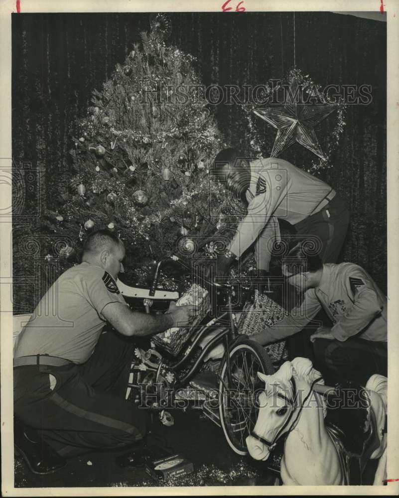 1970 Press Photo Marines sort donated Toys for Tots in Houston - hcx21731- Historic Images