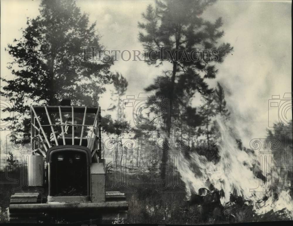 1962 Press Photo Ranger Uses Tractor to Confine Fire, Texas Forest Service