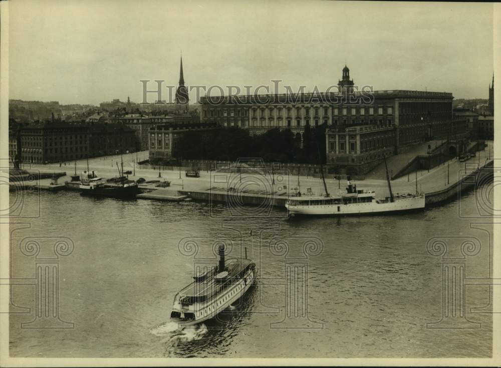 1931 Press Photo A ship sails towards The Royal Palace in Stockholm, Sweden