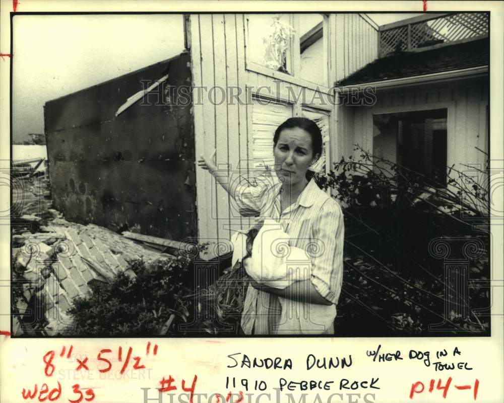 1979 Press Photo Sandra Dunn next to her home in Houston - destroyed by tornado