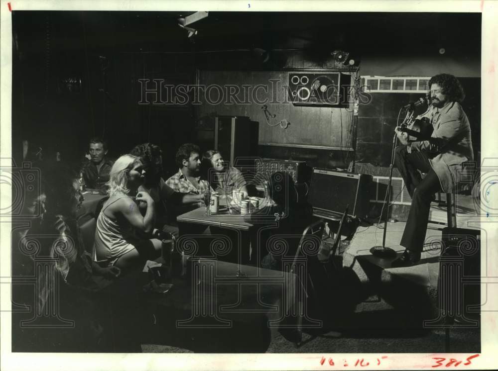 1982 Press Photo Customers Listening to Musician Perform in Tavern, Houston, TX